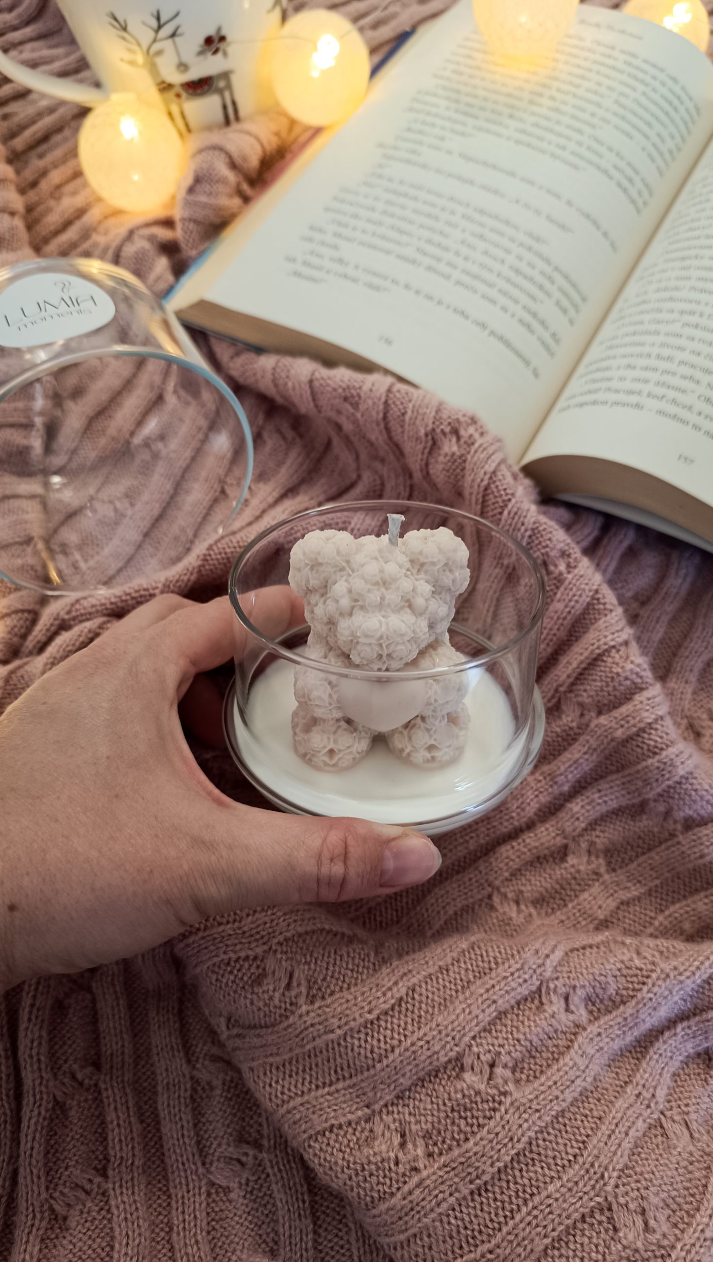 Sójová sviečka macko s vôňou vianočných koláčikov – Obrázok 3